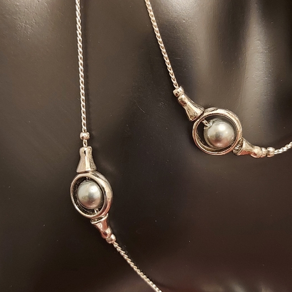 Silver tone and faux pearl long necklace - Picture 5 of 11